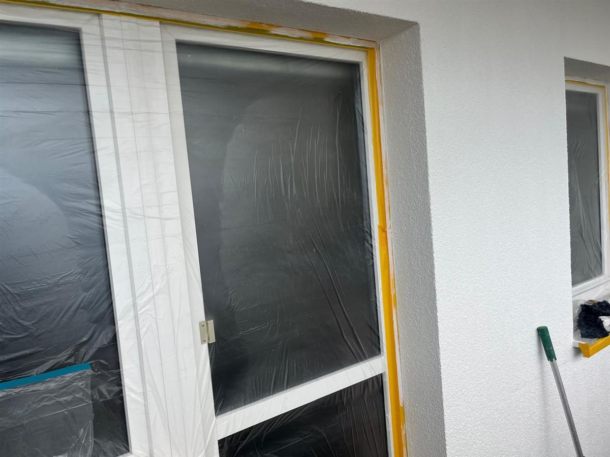 Fenster, für Fassadenarbeiten abgeklebt
