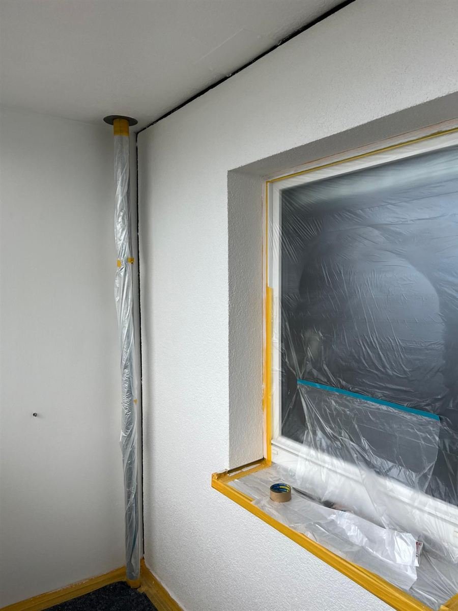 Balkon, Fensterrahmen abgeklebt