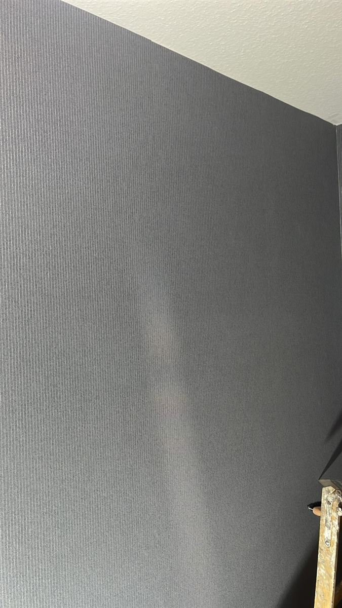Tapezierte Wand, grau gestreift