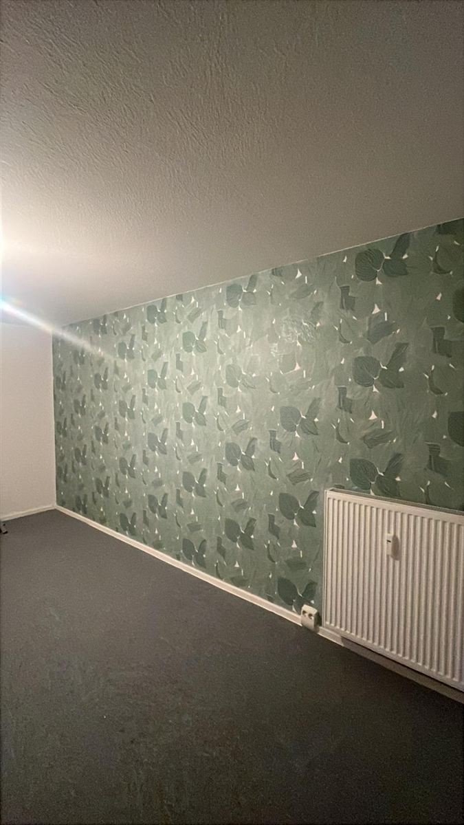 Tapezierte Wand, grünes Blättermuster